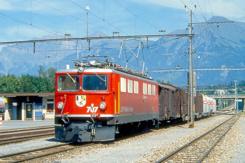 RhB Gterzug 5353 von Landquart nach Pontresina am 06.09.1994 Einfahrt Untervaz mit E-Lok Ge 6/6 II 707 - Gb 5078 - Gakv 5409 - Gakv 5403 - Uce 8085 - Uce 8001 - Uce 8054 - Uce 8031. Hinweis: Lok noch mit Scherenpantograf
