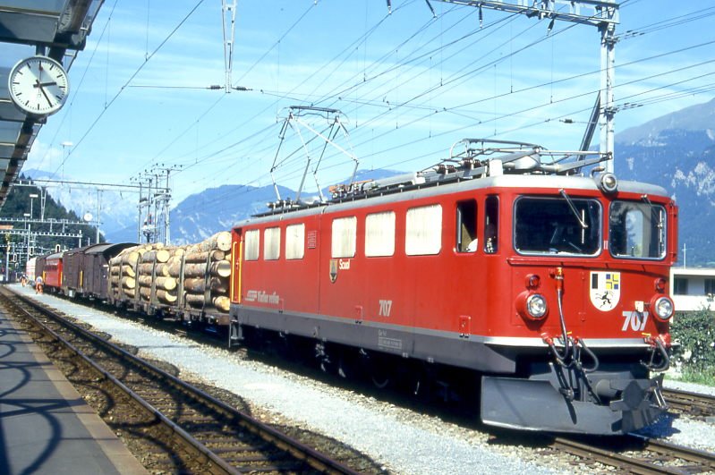 RhB Gterzug 5353 von Landquart nach Pontresina am 06.09.1994 in Thusis mit E-Lok Ge 6/6 II 707 - Kkw 7350 - Kkw 7349 - Kkw 7353 - Gb 50789 - Gakv 5409 - B 2225 - Gakv 5403. Hinweis: Lok noch mit Scherenpantograf, gescanntes Dia
