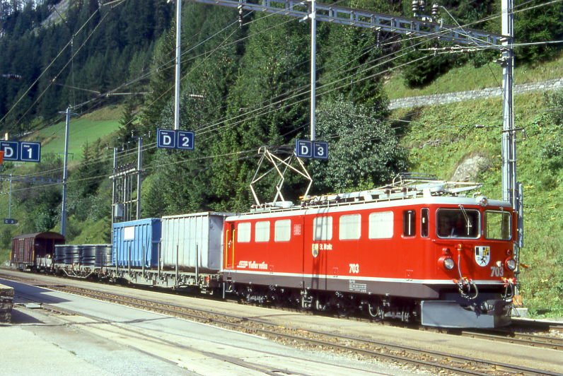 RhB Gterzug 5353 von Landquart nach Pontresina am 22.08.1995 in Bewrgn mit E-Lok Ge 6/6 II 703 - Rw 8207 - Xa 9316 - Kw 7366 - Gakv 5409. Hinweis: Lok noch mit Scherenpantograf, gescanntes Dia
