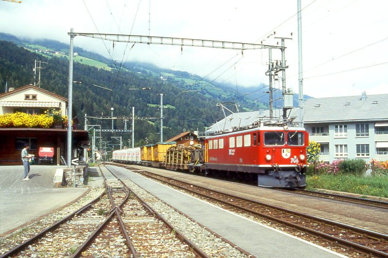 RhB Gterzug 5353 von Landquart nach Pontresina am 27.08.1996 Durchfahrt Cazis mit E-Lok Ge 6/6 II 706 - X 9094 - 2x Rw - Uce 8089 - Uce 8012 - Uce 8016 - Uce 8071 - Uce 8069 - Uce 8011 - Uce 8074 - Uce. Hinweis: Lok noch mit Scherenpantograf, gescanntes Dia
