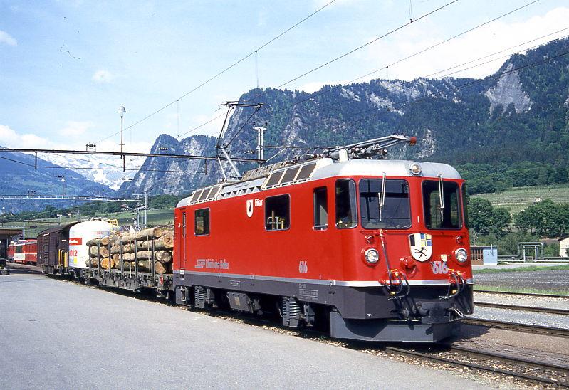 RhB Gterzug 5369 von Landquart nach Pontresina vom 17.05.1994 in Untervaz mit E-Lok Ge 4/4II 616 - Rw 8208 - Uce 8012 - Gakv 5414. Hinweis: Unplanmig nur eine Lok im Umlauf eingesetzt wegen geringer Auslastung. 