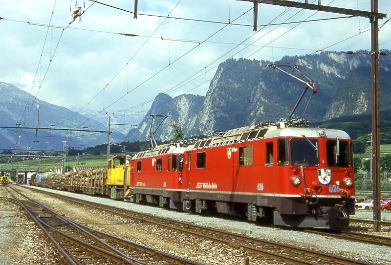RhB Gterzug 5369 von Landquart nach Pontresina vom 26.06.1995 in Untervaz, aus Lastgrnden mit Doppelbespannung E-Loks Ge 4/4II 626 - Ge 4/4II 630 - Gmf 4/4 242 - Rpw 8287 - Rpw 8277 - Rw 8206 - Rw 8204 - Rw 8257 - Kkw 7318 - Rw 8217 - Gakv 5417 - Gbkv 5553 - Kkw 7337 - X 9330. Hinweis: die Diesellok wurde ins Engadin berfhrt fr die Abraumzge Vereinatunnelbau - Zernez.