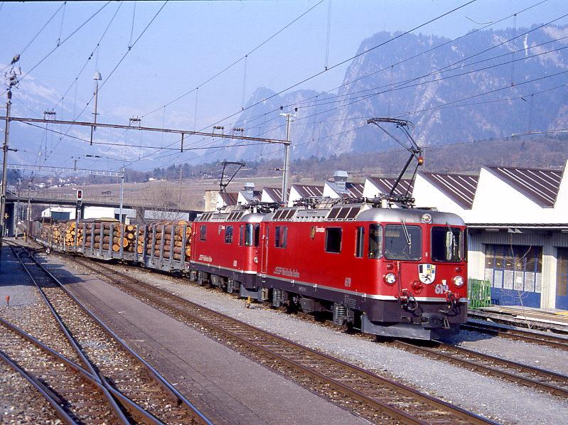 RhB Gterzug 5369 von Landquart nach Pontresina vom 17.03.1999 in Untervaz, aus Lastgrnden mit Doppelbespannung E-Loks Ge 4/4II 620 - Ge 4/4II 619 - Rpw 8353 - Rpw 8354 - Rw 8384 - Rw 8385 - Rw 8382 - Haikqy 5164 - Gbkv 5555 - Gbkv 5611 - Kw 7506 - Xak 9020. Hinweis: Holz fr Italeienexport ber Berninabahn.