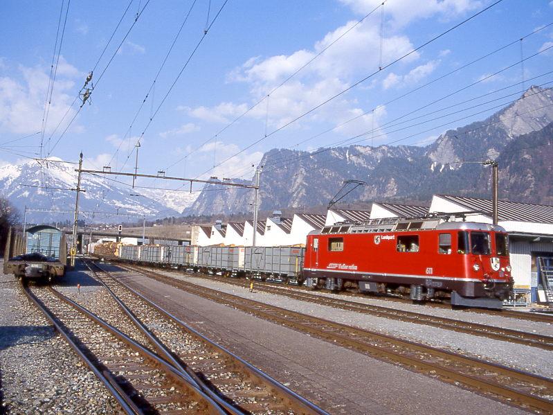 RhB Gterzug 5369 von Landquart nach Pontresina vom 15.03.1999 Einfahrt Untervaz mit E-Lok Ge 4/4II 611 - Fb 8515 - Fb 8520 - Fb 8519 - Fb 8504 - Fb 8517 - Rpw 8298 - Rpw 8277 - Rpw 8271 - Kk 7349. Hinweis: Zugeinfahrt auf Gleis 4, wegen geringer Auslastung unplanmig mit nur einer Lok reine Holzladung nach Pontresina und weiter fr Export nach Italien ber Bernina. Die am Zugende sichtbaran leeren Zementsilowagen wurden hier in Untervaz abgekuppelt. 