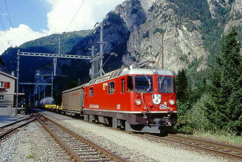 RhB Gterzug 5369 von Landquart nach Pontresina am 25.08.1997 Durchfahrt Rothenbrunnen mit E-Lok Ge 4/4 II 625 - Haiv 5139 - Xk 9352 - Xk 9357 - Xk 9358 - Xk 9354 - Uace 7992 - Uace 7998 - Haikqy 5163 - Gbkv 5608. Hinweis: gescanntes Dia
