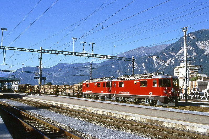 RhB Gterzug 5369 von Landquart nach Pontresina am 26.08.1998 in Thusis mit E-Lok Ge 4/4 II 626 - Ge 4/4 II 633 - Rpw 8294 - Rpw 8286 - Rpw 8290 - Gakv 5412 - Uce 8097 - Uce 8022 - Skl 8410 - Gakv 5611 - Kkw 7320 - Kkw 7372 - Kkw 7385 - Kkw 7371 - Kw 7506 - 4x Uce.
