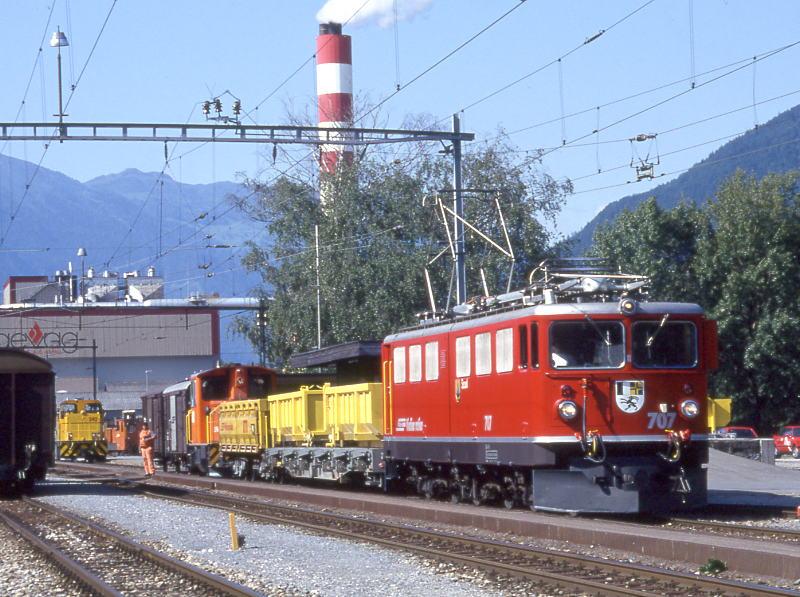 RhB Gterzug 5522 von St.Moritz nach Landquart vom 07.06.1993 in Untervaz mit E-Lok Ge 6/6II 707 - Rw 8210 - Fau 8770 - Tmf 2/2 88 - Gbk 5725 - Gb 5001. Hinweis: die Lok hat noch einen Scherenpantografen, inzwischen umgabaut auf Einholm.