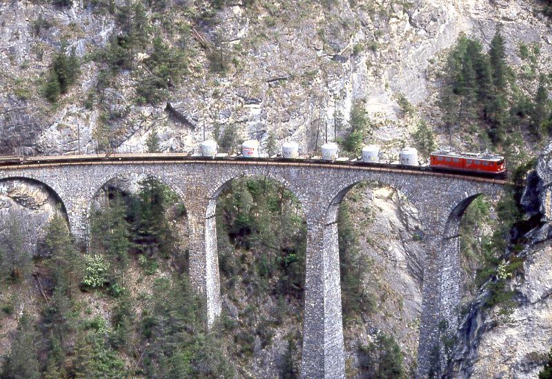 RhB Gterzug 5527 von Landquart nach St.Moritz am 29.05.1992 auf Landwasser-Viadukt bei Filisur mit E-Lok Ge 6/6II 702 - 6 Uce - 2 Rp - 2 Rw. Hinweis: Zementzug, Uce teilweise noch alte Lackierung! 