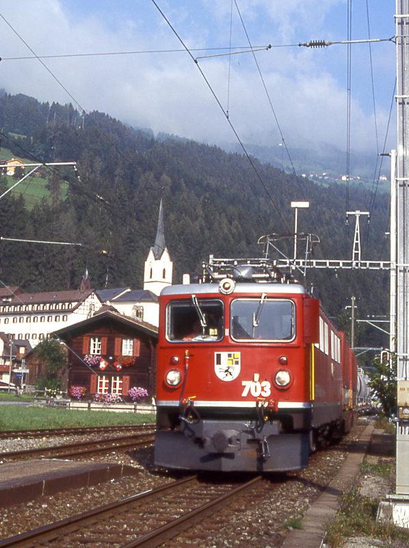 RhB Gterzug 5527 von Landquart nach St.Moritz am 06.09.1996 Durchfahrt Cazis mit E-Lok Ge 6/6II 703 - Kw 7508 - Kw 7509 - Uace 7992 - Uace 7997 - Uace 7993 - Uace 7995. Hinweis: Blick auf Kloster 