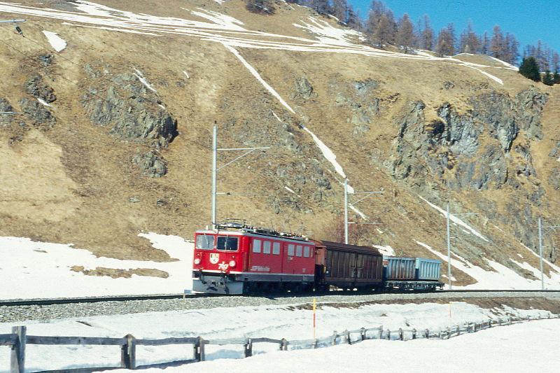 RhB Gterzug 5533 von Landquart nach St.Moritz am 28.02.1998 zwischen Samedan und Celerina mit E-Lok Ge 6/6II 707 - Haikv - Rw. Hinweis: gescanntes Dia

