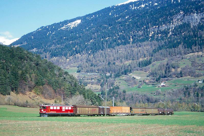 RhB Gterzug 5533 von Landquart nach St.Moritz am 23.04.1999 bei Bonaduz mit E-Lok Ge 6/6II 706 - Haikv - Gbkv  - Rpw - 2x Haikv - 2x Uah. Hinweis: gescanntes Dia
