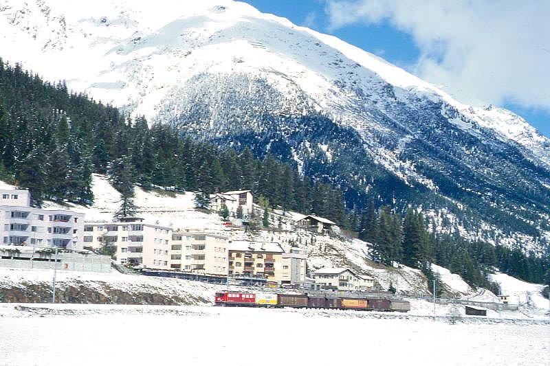 RhB Gterzug 5533 von Landquart nach St.Moritz am 04.10.1999 zwischen Bever und Samedan mit E-Lok Ge 6/6II 701 - Haikv 5114 - Gbkv 5564 - Gbkv 5533 - Haikv 5135 - Gakv 5404 - Haikv 5140. Hinweis: gescanntes Dia
