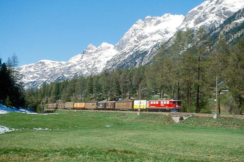 RhB Gterzug 5533 von Landquart nach St.Moritz am 07.10.1999 im Val Bever zwischen Spinas und Bever mit E-Lok Ge 6/6II 705 - Lbv - Gb - Gb - Haikv - Haikv 5135 - Hai - Rw - Rw. Hinweis: gescanntes Dia
