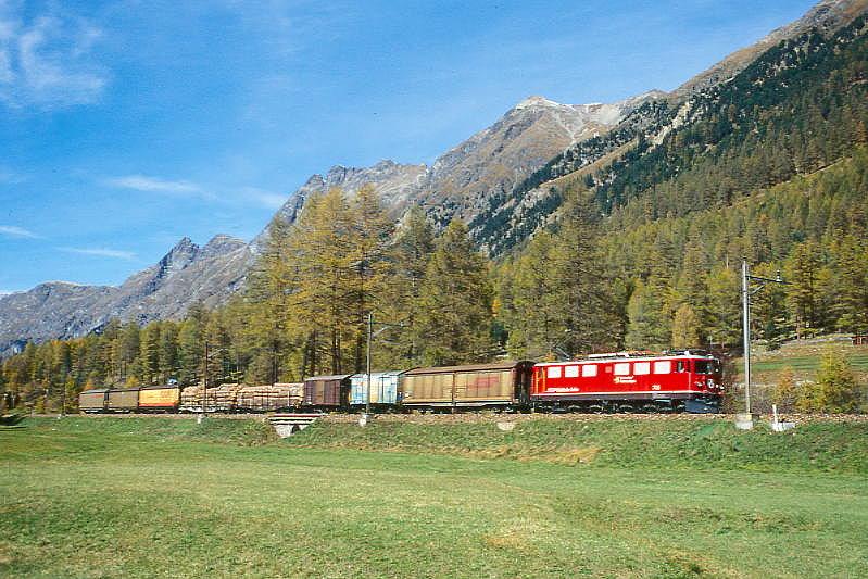RhB Gterzug 5533 von Landquart nach St.Moritz am 15.10.1999 im Val Bever zwischen Spinas und Bever mit E-Lok Ge 6/6II 705 - Haikv - 2x Gbkv - 2x Rpw - 3x Haikv. Hinweis: gescanntes Dia
