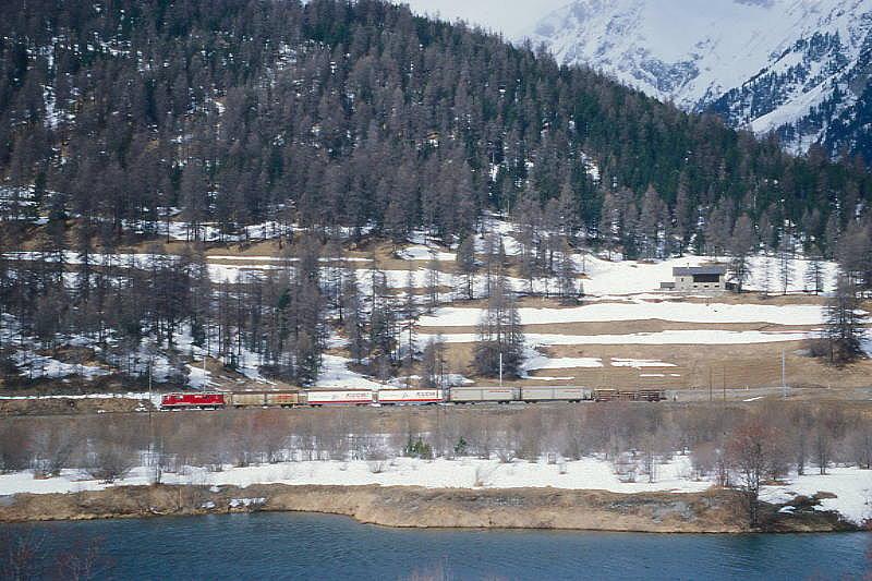 RhB Gterzug 5533 von Landquart nach St.Moritz am 15.03.2000 zwischen Bever und Samedan mit E-Lok Ge 4/4II 624 - Haikv - Haikv 5135 - Haikv 5133 - Haiv 5139 - Haiv 5137 - Rpw. Hinweis: gescanntes Dia
