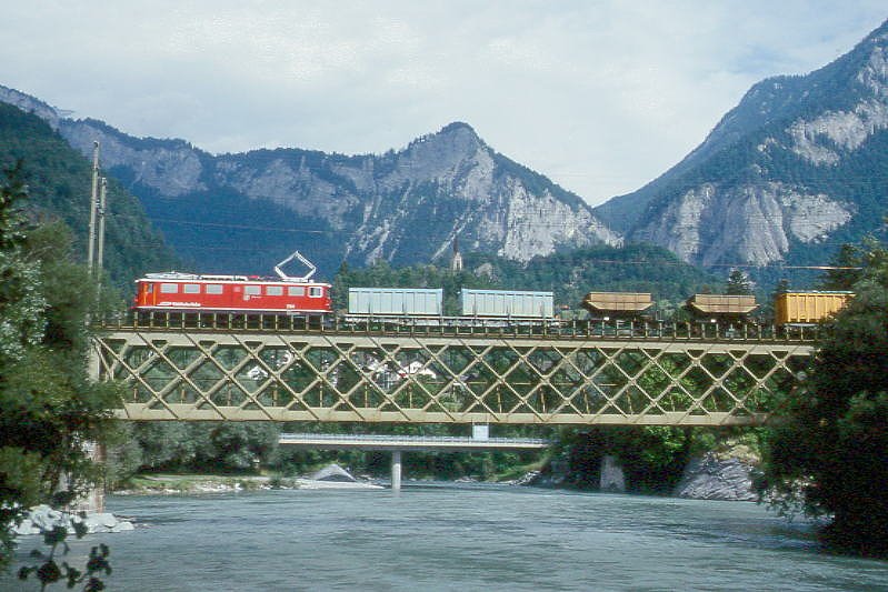 RhB Gterzug 5537 von Landquart nach St.Moritz am 02.09.1997 bei Reichenau auf Rheinbrcke mit E-Lok Ge 6/6II 704 - Rw 8212 - Fd 8653 - Fd 8655 - Rw 8215 - Kkw 7301 - Fb 8510 - Haikv 5117 - Uahv 8158 - Uce 8089 - Uce 8088 - Uce 8024.. Hinweis: Lok noch mit Scherenpantograf, gescanntes Dia

