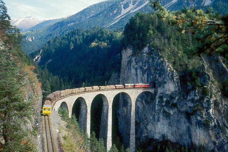 RhB Gterzug 5537 von Landquart nach St.Moritz am 13.10.1999 auf Landwasser-Viadukt zwischen Alvaneu und Filisur mit E-Lok Ge 6/6II 705 - Gb - E - 4x Rw - 2x Gakv - Rw - Xm 2/2 92. Hinweis: gescanntes Dia

