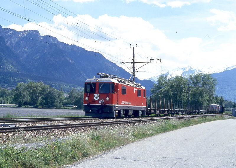 RhB Gterzug 5552 von St.Moritz nach Landquart vom 13.05.1994 Einfahrt Untervaz mit E-Lok Ge 4/4II 621 - Rpw 8282 - Rw 8206 - Rpw 8234 - Rw 8214 - Rpw 8283 - Rpw 8286 - Uce 8046 - Ucek 8051 - Uce 8003 - Uce 8067 - Haikv 5117.