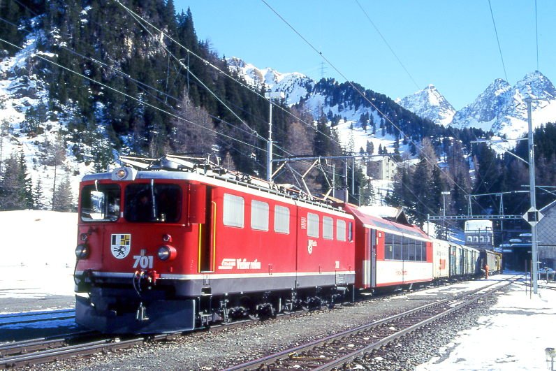 RhB Gterzug 5552 von St.Moritz nach Landquart am 02.03.1998 in Preda mit E-Lok Ge 6/6 II 701 - FO PS 4011 - Gbkv 5606 - 3x Gbkv - Xk - Haikv - Kk. Hinweis: Lok noch mit Scherenpantograf, gescanntes Dia
