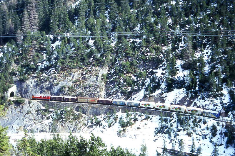 RhB Gterzug 5552 von St.Moritz nach Landquart am 03.03.1998 kurz vor Fuegna-Tunnel zwischen Preda und Muot mit E-Lok Ge 6/6 II 702 - Gbkv 5557 - Gb 5012 - Haikv 5112 - Gb 5019 - 2x Gbkv - Lbv 7854 - Lbv 7857 - Lbv 7852 - Lbv 7855 - Gbkv 5536. Hinweis: gescanntes Dia
