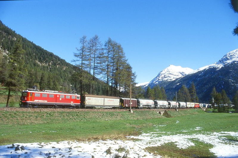 RhB Gterzug 5552 von St.Moritz nach Landquart am 07.10.1999 im Val Bever zwischen Samedan und Spinas mit E-Lok Ge 6/6 II 704 - Haikqy 5163 - Gbkv - 4x Uace - 2x Lbv - A 1251 - Rw. Hinweis: gescanntes Dia
