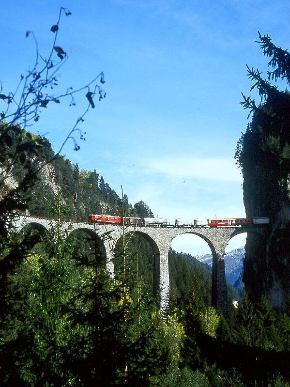 RhB Gterzug 5552 von St.Moritz nach Landquart am 13.10.1999 auf Landwasser-Viadukt zwischen Filisur und Alvaneu mit E-Lok Ge 6/6 II 701 -  Gb - Uace - 2x Uce - B - Haiv. Hinweis: gescanntes Dia
