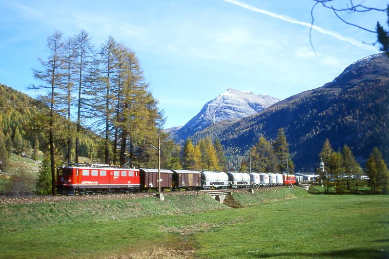 RhB Gterzug 5552 von St.Moritz nach Landquart am 15.10.1999 im Val Bever zwischen Bever und Spinas mit E-Lok Ge 6/6 II 707 - 2x Gbkv - 2x Uace - 4x Uce - A - 3x Rpw. Hinweis: gescanntes Dia
