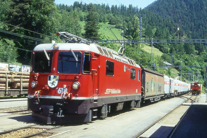 RhB Gterzug 5556 von St. Moritz nach Landquart am 27.06.1995 Einfahrt Filisur mit E-Lok Ge 4/4 II 618 - Haikqy 5167 - Uce 8011 - Uce 8031 - Uce 8059 - Uce 8004 - Uce 8020 - Uce 8023 - Uce 8093 - Uce 8087 - Uce 8072 - Uace 7992 - Uce 8047 - Uce 8067 - Uace 7999 - Gbkv 5502 - Gb 5086 - Gb 5047 - Gbkv 5518 - Gb 5802 - Gbkv 5521 - Gbkv 5611 - Gbkv 5582 - Gbkv 5580 - Gb 5092 - Gb 5910 - Gbkv 5544 - Gb 5919 - Gb 5082 - Kkw 7324. Hinweis: Lok noch mit runde Scheinwerfer 64 Achsen Anhngelast, gescanntes Dia.
