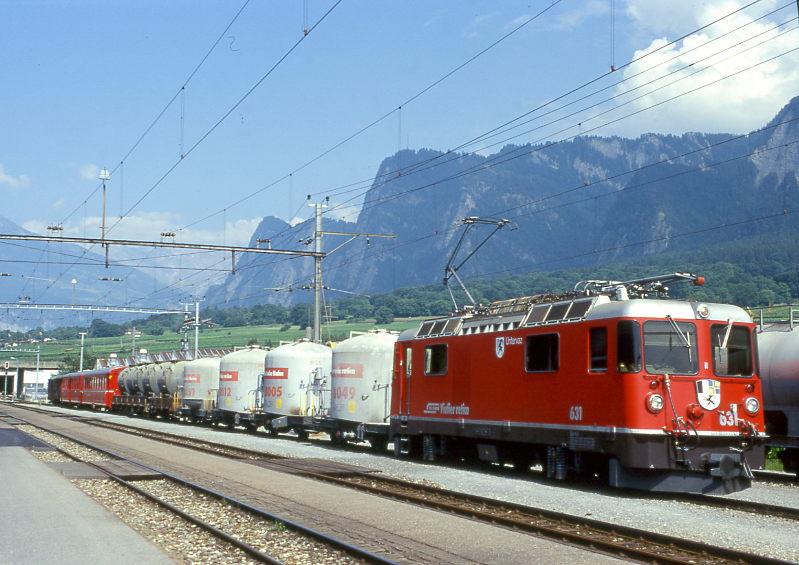 RhB Gterzug 5561 von Landquart nach St.Moritz vom 27.08.1997 in Untervaz mit E-Lok Ge 4/4II 631 - Uce 8049 - Uce 8005 - Uce 8012 - Ucek 8059 - Kkw 7382 - Rw 8257 - B 2370 - B 2322 - Gbkv 5538 - Gbkv 5570. Hinweis: da die Zementsilowagen ziemlich alle in Umlauf waren wurden 5 beladene Zementsilobehlter zustzlich auf den beiden Flachwagen Kkw und Rw befrdert!