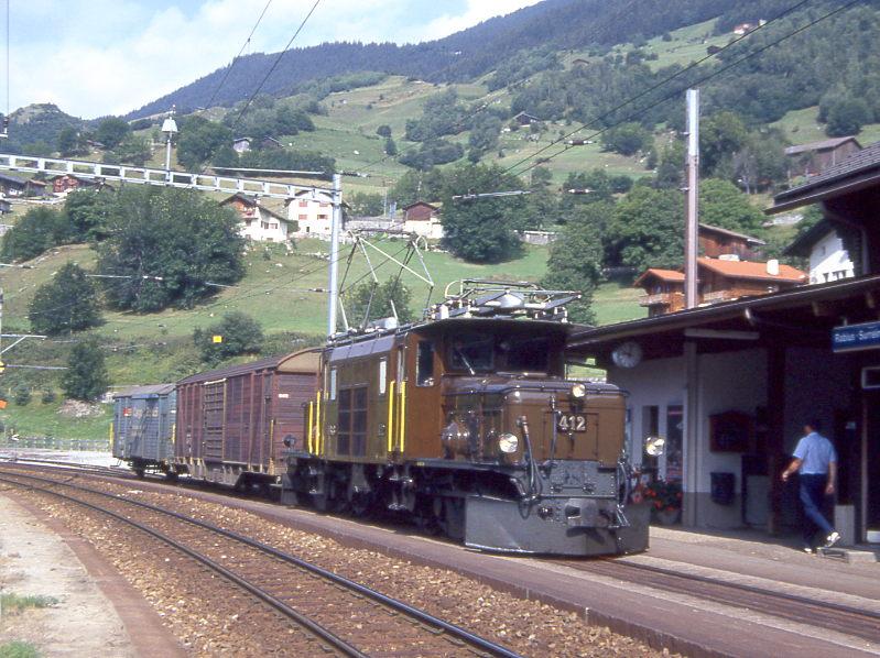 RhB Gterzug 5738 von Disentis nach Landquart vom 05.08.1992 in Rabius-Surrein mit E-Lok-Oldtimer Ge 6/6I 412 - Gakv 5411 - Gbkv 5526. Hier das Krokodil noch im Planeinsatz. 