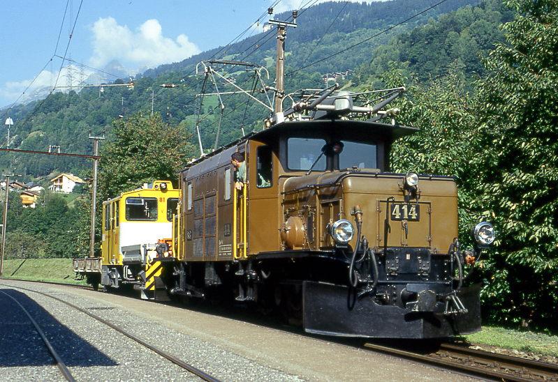 RhB Gterzug 5738 von Disentis nach Landquart vom 25.08.1997 in Tavanasa mit E-Lok-Oldtimer Ge 6/6I 414 - Tm 2/21 81 - Kkl 7070. Hinweis: Kroko noch im Planeinsatz. Die Last wurde hier abgekuppelt und verkehrte als Baudienstzug zurck nach Disentis. 