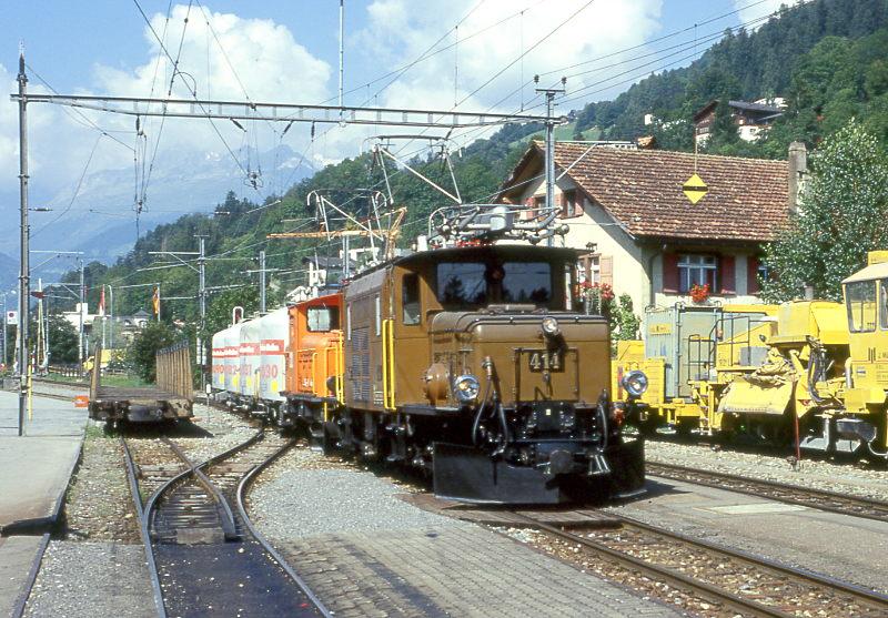 RhB Gterzug 5738 von Disentis nach Landquart vom 25.08.1997 Einfahrt Ilanz mit seltener Oldtimer-E-Lok-Doppelbespannung ab Rueun mit Ge 6/6I 414 - Ge 2/4 212 - Uce 8030 - Uce 8031 - Uce 8082 - Uce 8090. Die 212er befrderte die vier beladene Zementsilowagen nach Rueun. Um eine Extrafahrt zu ersparen, fuhr die leere Kompo mit den Plan-Gterzug nach Ilanz zurck.   