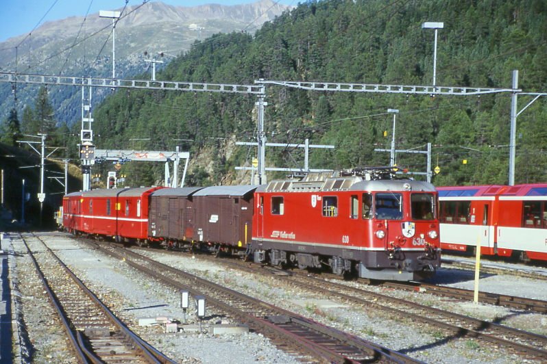 RhB Gterzug 5757 von Scuol nach St.Moritz am 25.08.2000 Einfahrt St.Moritz mit E-Lok Ge 4/4 II 630 - Gbkv 5510 - Gbkv 5571 - Z 98 - D - AB 1516 - Xk. Hinweis: gescanntes Dia.
