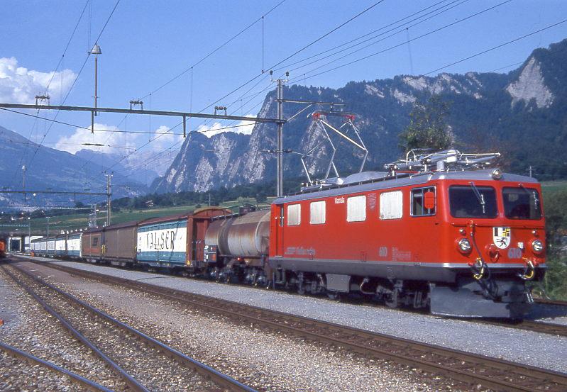 RhB Gterzug 5771 von Landquart nach Ilanz vom 11.08.1992 in Untervaz mit E-Lok Ge 4/4I 610 - Uah - 9x Haikv. Hinweis: Dies ist ein planmiger Valserwasser-Zug mit palettierten Leergut nach Ilanz Umladeanlage.