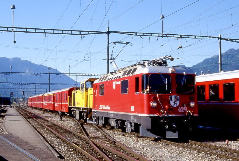 RhB Gterzug 5820 von Chur nach Landquart vom 07.06.1997 Einfahrt Landquart mit E-Lok Ge 4/4II 629 - Gmf 4/4 242 - D 4205 - A 1233 - B 2446 - B 2442 - B 2344. Hinweis: Dies ist ein Gterzug, der regelmig eine Kompo Chur - Disentis ins Depot berfhrte. Hinter der Lok lief geschleppt das an diesen Tag in Untervaz ausgetauschte eingesetzte Haupt-Rangierfahrzeug mit. Die Lok hat noch runde Scheinwerfer und ist inzwischen mit Reckteckscheinwerfer ausgerstet!