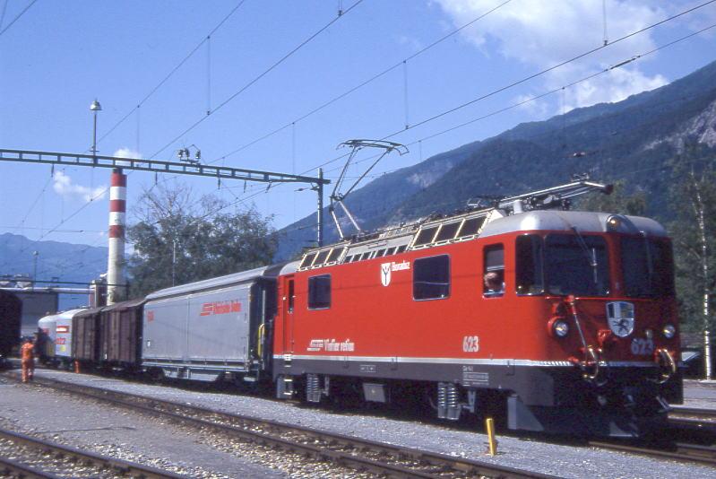 RhB Gterzug 5830 von Chur nach Landquart vom 07.06.1993 in Untervaz mit E-Lok Ge 4/4II 623 - Haiv 5136 - Gb 5092 - Gbkv 5539 - Uce 8022 - Uce 8034. Hinweis: Hier werden die hinteren beiden leeren Zementsilowagen abgekuppelt.