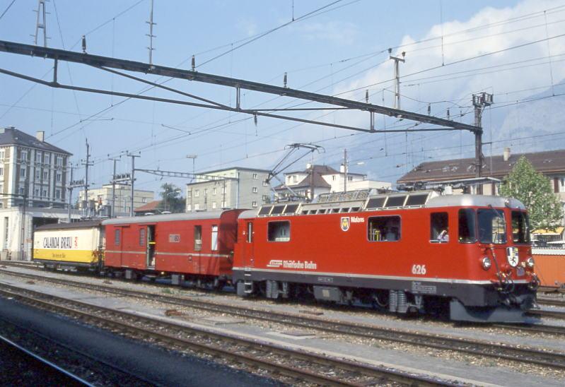 RhB Gterzug 5830 von Chur nach Landquart vom 11.05.1994 in Chur mit E-Lok Ge 4/4II 626 - Z 80 - Haiqy 5161. Hinweis: der Postwagen Z 80 ging 1998 auer Betrieb und wurde 1999 umgebaut als Rettungswagen Xak 9384 neu in Betrieb genommen. 