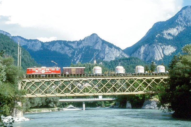 RhB Gterzug 5835 von Landquart nach Thusis am 02.09.1997 auf Rheinbrcke bei Reichenau mit E-Lok Ge 4/4I 601 - Gbkv 5583 - Uce 8084 - Uce 8070 - Uce 8049 - Uce 8018 - P 10053 - Ua 8342 - Ua 8332 - Fad 8738. Hinweis: gescanntes Dia
