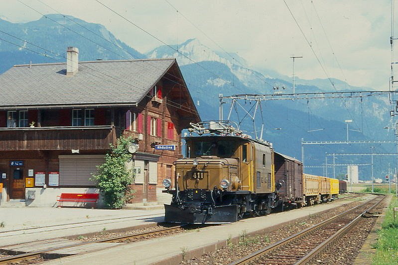 RhB Gterzug 5835 von Landquart nach Thusis am 14.08.1997 Durchfahrt Rhzns mit Ge 6/6I 411. Hinweis: gescanntes Dia
