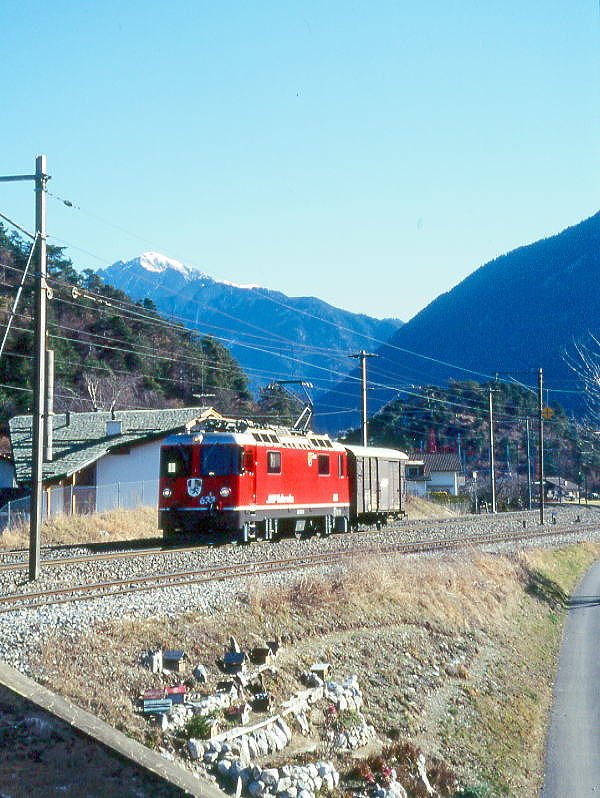 RhB Gterzug 5835 von Landquart nach Thusis am 27.02.1998 bei Domat/Ems mit Ge 4/4II 633 - Gbkv 5568. Hinweis: gescanntes Dia
