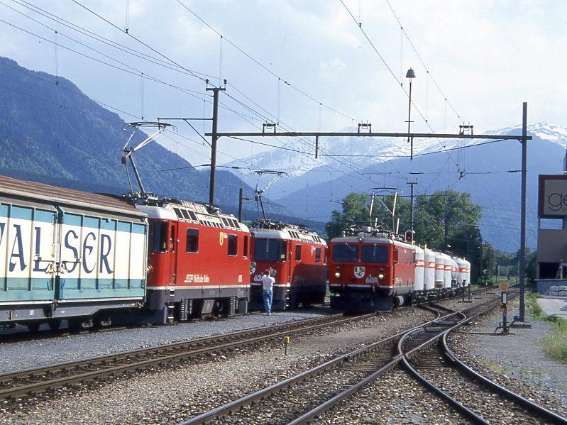 RhB Gterzug 5858 von Tiefencastel nach Landquart vom 17.05.1994 Einfahrt Untervaz auf Gleis 2 mit E-Lok Ge 4/4I 608 - Uce 8043 - Uce 8020 - Ucek 8063 - Uce 8094 - Uce 8100 - Uce 8010 - Uce 8018, sieben leere Zementsilowagen, die hier in Untervaz abgehngt werden. Links auf Gleis 3 stehen zur Kreuzung gleich zwei Zge und zwar vorne Lokzug 7867 von Landquart nach Chur mit E-LOk Ge 4/4II 626 und wenige Meter dahinter Gterzug 5771 von Landquart nach Ilanz mit Ge 4/4II 625. Lok 608 hat noch Scherenpantograf.