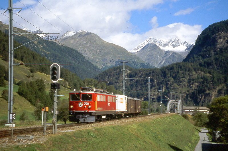 RhB Gterzug 5929 von Scuol nach Zernez am 22.08.2007 kurz vor Zernez mit E-Lok Ge 6/6 II 706 - Lb 7978 - Gbkv 5527 - Gbkv 5504 - Hinweis: Blick Richtung Innviadukt
