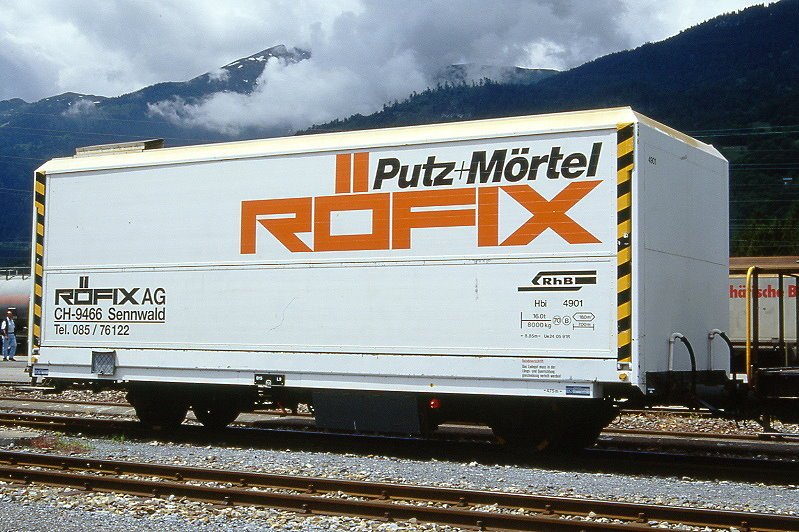 RhB - Hbi 4901 am 08.06.1997 in Landquart Ried - Schwenkwandwagen 2-achsig - Baujahr 1911 - bernahme 24.05.1991 - Louv/RhB/Gangloff - Fahrzeuggewicht 8,00t - Ladegewicht 17,00t - LP 8,85m - zulssige Geschwindigkeit 70/B km/h. - Lebenslauf: ex L 6601- 1969 E 6601 - 04/1990a - 24.05.1991 Hspez 4901 - 1992 Hbi 4901 - 04/2003 Abbruch - Hinweis: genderte Fahrzeugbezeichnung Hbi, mit Zugreihe B im Anschriftenblock - gescanntes Dia
