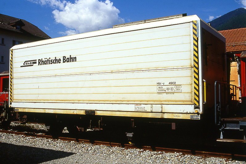 RhB - Hbi-y 4902 am 07.06.1997 in Landquart - Schwenkwandwagen 2-achsig - Baujahr 1911 - bernahme 22.01.1992 - Louv/RhB/Gangloff - Fahrzeuggewicht 8,50t - Ladegewicht 16,00t - LP 8,85m - zulssige Geschwindigkeit 70 km/h. - Lebenslauf: ex L 6602- 1969 E 6602 - 04/1990a - 22.01.1992 Hspez-y 4902 - 1992 Hbi-y 4902 - 12/1997 Abbruch - Hinweis: genderte Fahrzeugbezeichnung Hbi-y, mit Zugreihe B im Anschriftenblock - gescanntes Dia 

