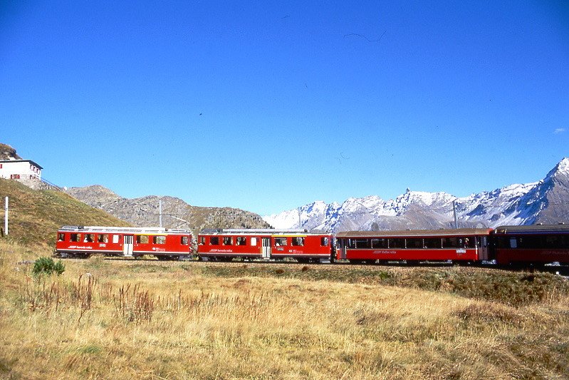 RhB - Heidiland/Bernina-Express C + H 472 von Tirano nach St.Moritz (Pontresina - Samedan - Davos Platz - Landquart[502]) am 11.10.1999 Einfahrt Alp Grm mit Triebwagen ABe 4/4 II 46 - ABe 4/4 II 44 - BD 2475 - B 2493 - B 2491 - B 2492 - B 2496 - A 1274 - A 1275 - Hinweis: Kurve hat heute ein Vierschienengleis mit Kurveninnenmasten
