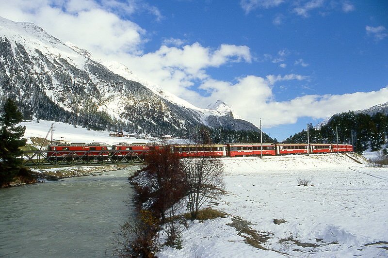 RhB - Heidiland/Berninaexpress 502 von Tirano nach Davos/Platz/Landquart am 05.10.1999 bei Flazbachbrcke kurz vor Punt Muragl mit E-Lok Ge 4/4 II 619 + Ge 4/4 II 624 - A - 5x B - AB -  D - Hinweis: gescanntes Dia
