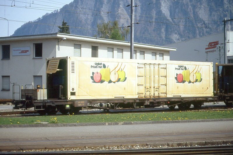 RhB - Iak 4521 am 26.04.1992 in Landquart - Khlcontainerwagen 4-achsig mit 1 offenen Plattform- Baujahr 1956 - FFA - Fahrzeuggewicht 20,70t - Zuladung 10,00t - LP 15,90m - zulssige Geschwindigkeit 80 km/h. - 2=30.05.1990 - Lebenslauf: ex OM7 8237 - 1969 Rp-w 8237 - 09.11.1983 Iak 4521 - 05/1997a - 08/1998 Xak 9395 - Hinweis: gendertes Fahrzeuggewicht, gescanntes Dia
