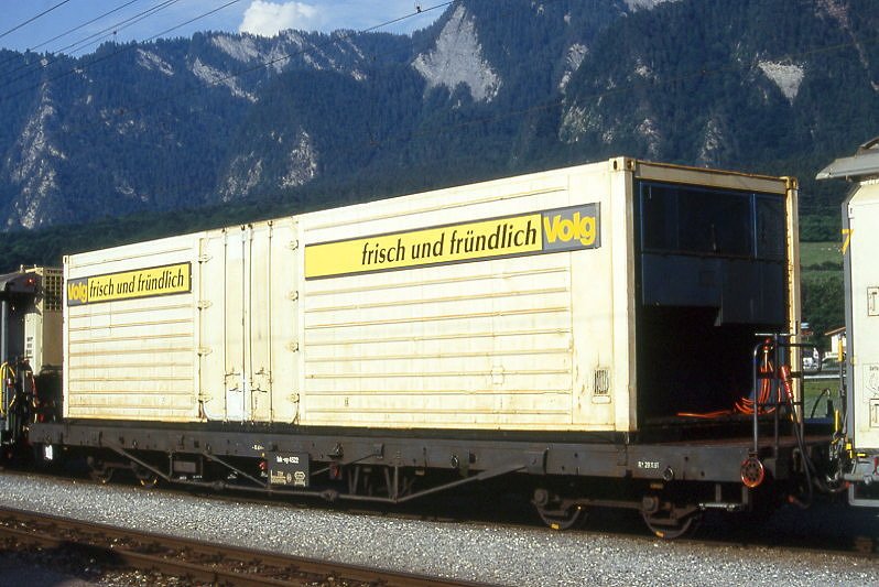 RhB - Iak-vy 4522 am 07.06.1993 in Untervaz - Khlcontainerwagen 4-achsig mit 1 offenen Plattform- Baujahr 1911 - Louv - Fahrzeuggewicht 20,50t - Zuladung 7,00t - LP 15,94m - zulssige Geschwindigkeit 80 km/h. - 2=29.11.1991 - Lebenslauf: ex O1 8202 I - 1949 OM6 8202 I - 1969 Rkp 8202 I - 1979 Rkp-w 8202 I - 29.11.1991 Iak-vy 4522 - 05/1998s - 05/2000 P 10050 Fa. Laich - Hinweis: gescanntes Dia
