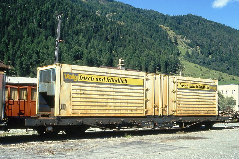 RhB - Iak-vy 4522 am 09.09.1994 in Zernez - Khlcontainerwagen 4-achsig mit 1 offenen Plattform- Baujahr 1911 - Louv - Fahrzeuggewicht 20,44t - Zuladung 7,00t - LP 15,94m - zulssige Geschwindigkeit 80 km/h. - 2=29.11.1991 - Lebenslauf: ex O1 8202 I - 1949 OM6 8202 I - 1969 Rkp 8202 I - 1979 Rkp-w 8202 I - 29.11.1991 Iak-vy 4522 - 05/1998s - 05/2000 P 10050 Fa. Laich - Hinweis: gendertes Fahrzeuggewicht, gescanntes Dia
