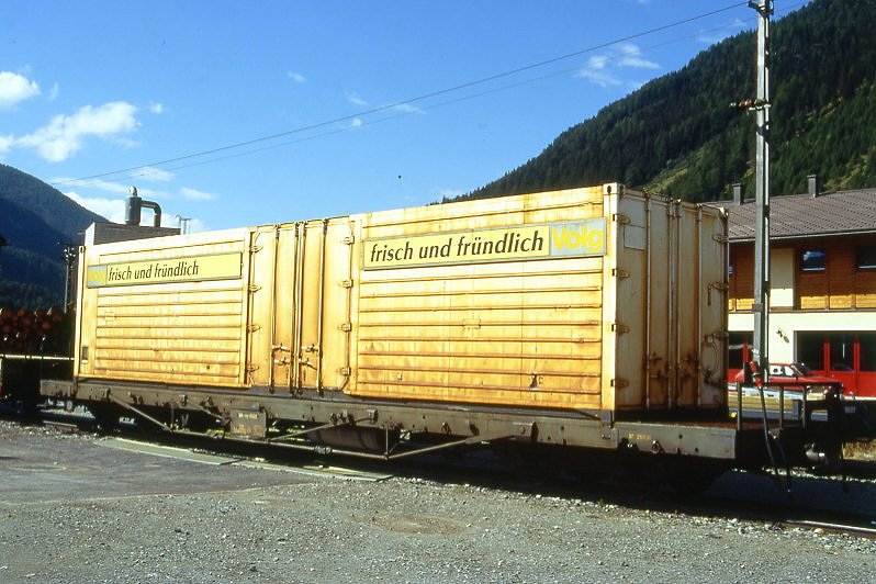 RhB - Iak-vy 4522 am 04.09.1996 in Zernez - Khlcontainerwagen 4-achsig mit 1 offenen Plattform- Baujahr 1911 - Louv - Fahrzeuggewicht 20,44t - Zuladung 7,00t - LP 15,94m - zulssige Geschwindigkeit 80 km/h. - 2=29.11.1991 - Lebenslauf: ex O1 8202 I - 1949 OM6 8202 I - 1969 Rkp 8202 I - 1979 Rkp-w 8202 I - 29.11.1991 Iak-vy 4522 - 05/1998s - 05/2000 P 10050 Fa. Laich - Hinweis: gendertes Fahrzeuggewicht, gescanntes Dia
